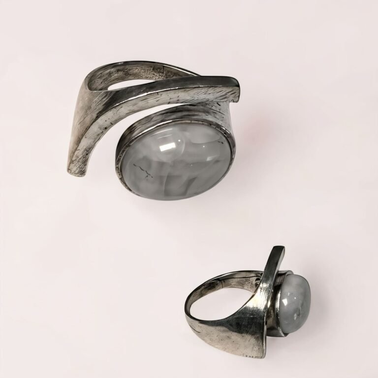 Anillo Plateado con Piedra Blanca / Intuición, Calma y Claridad